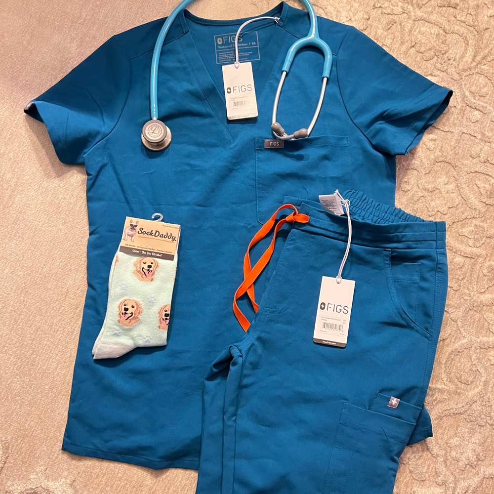 FIGS Scrubs Set. NWT ✨